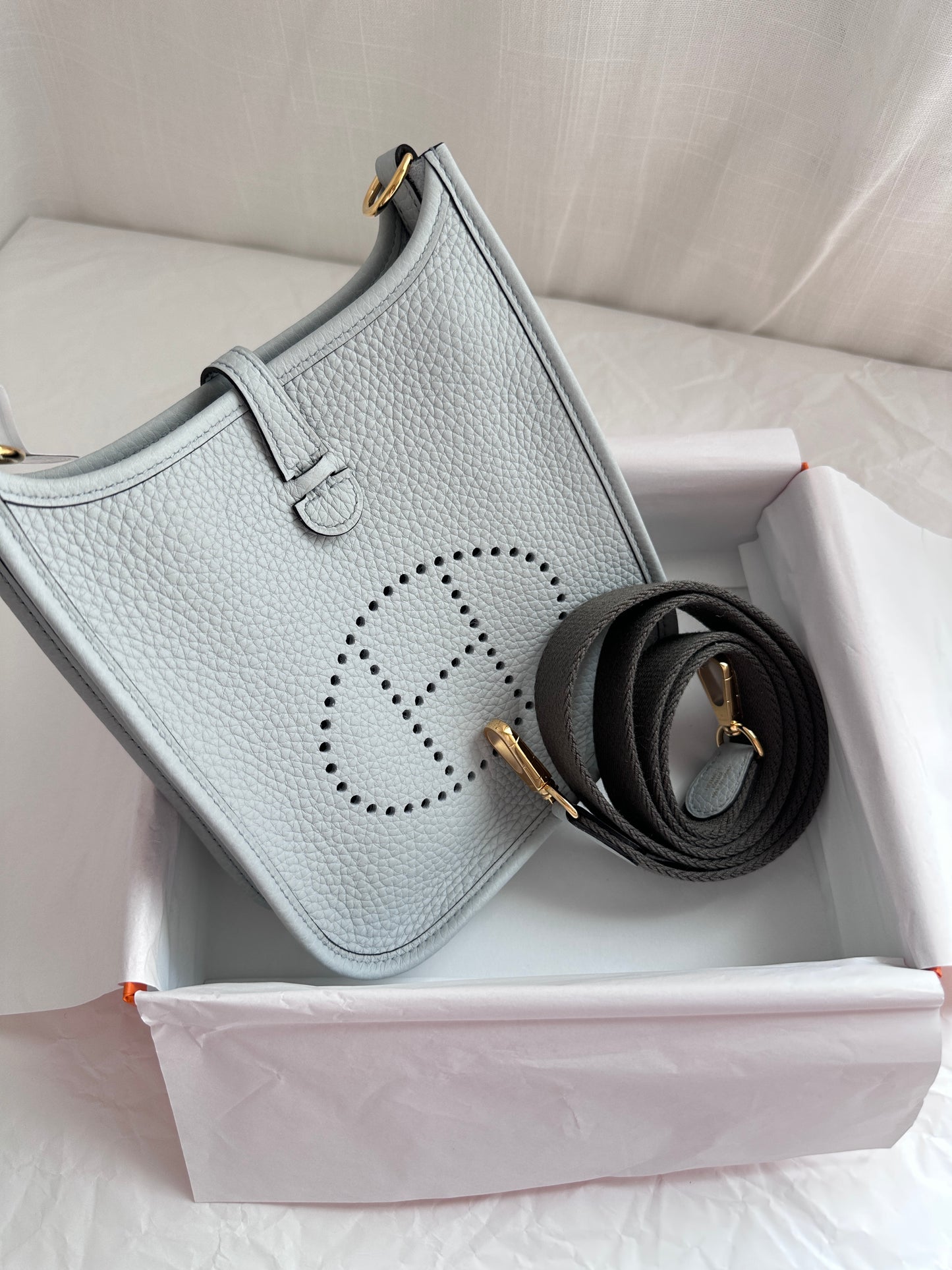 EVELYNE 16
Blue Pale/Gris Etain GHW