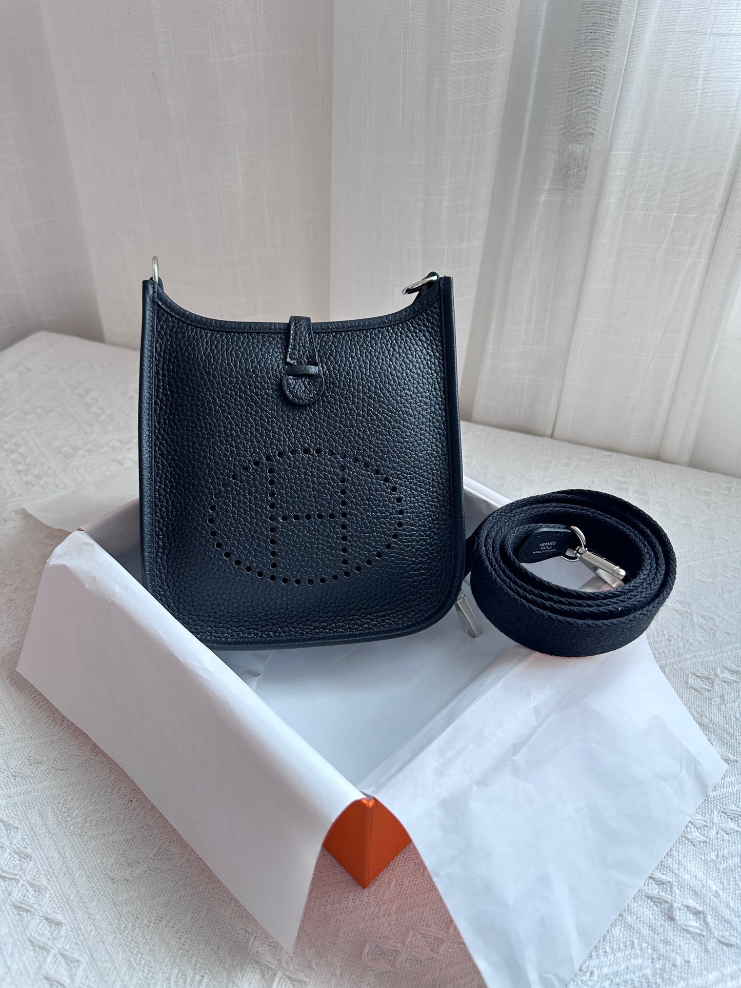 EVELYNE 16 Black PHW