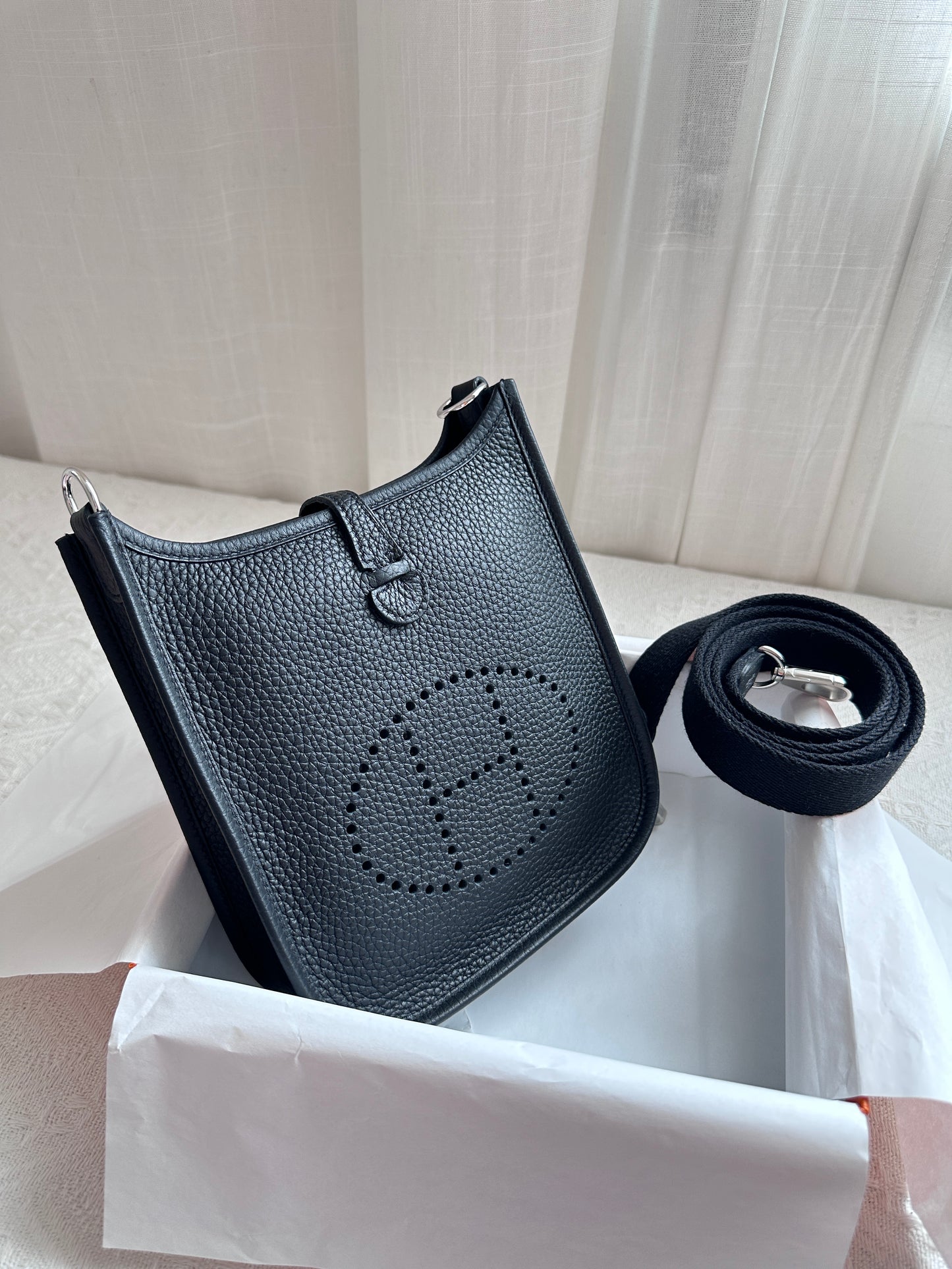 EVELYNE 16 Black PHW