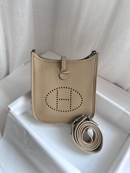 EVELYNE 16 Poussiere PHW