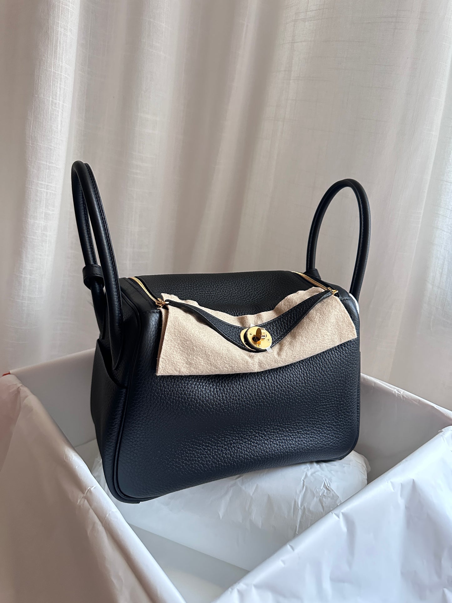 LINDY 26 Black GHW
