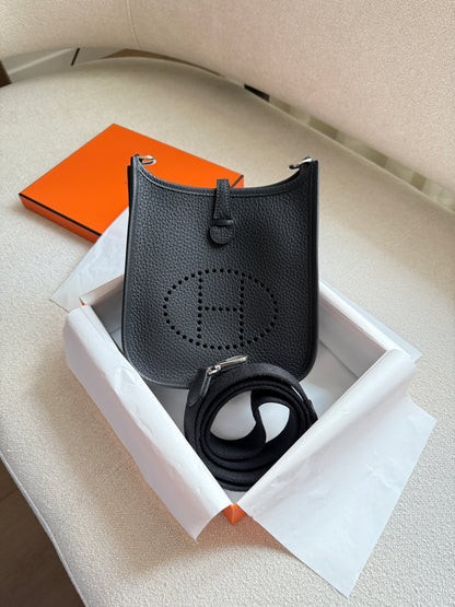 EVELYNE 16 Black PHW