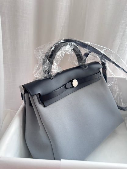 HERBAG 31 Gris Pantin/Blue Indigo PHW